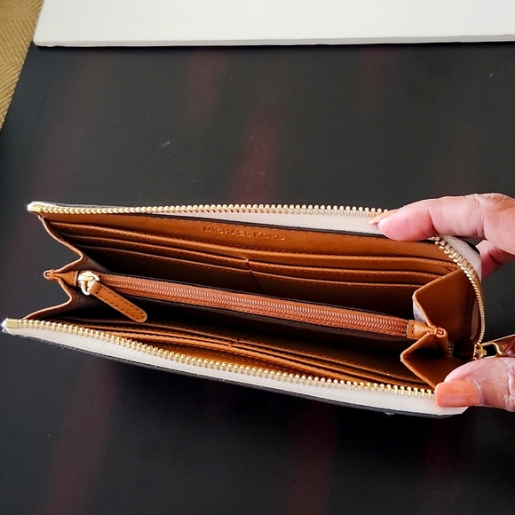 Michael Kors Signature MK Zip Wallet - Picture 2 of 4